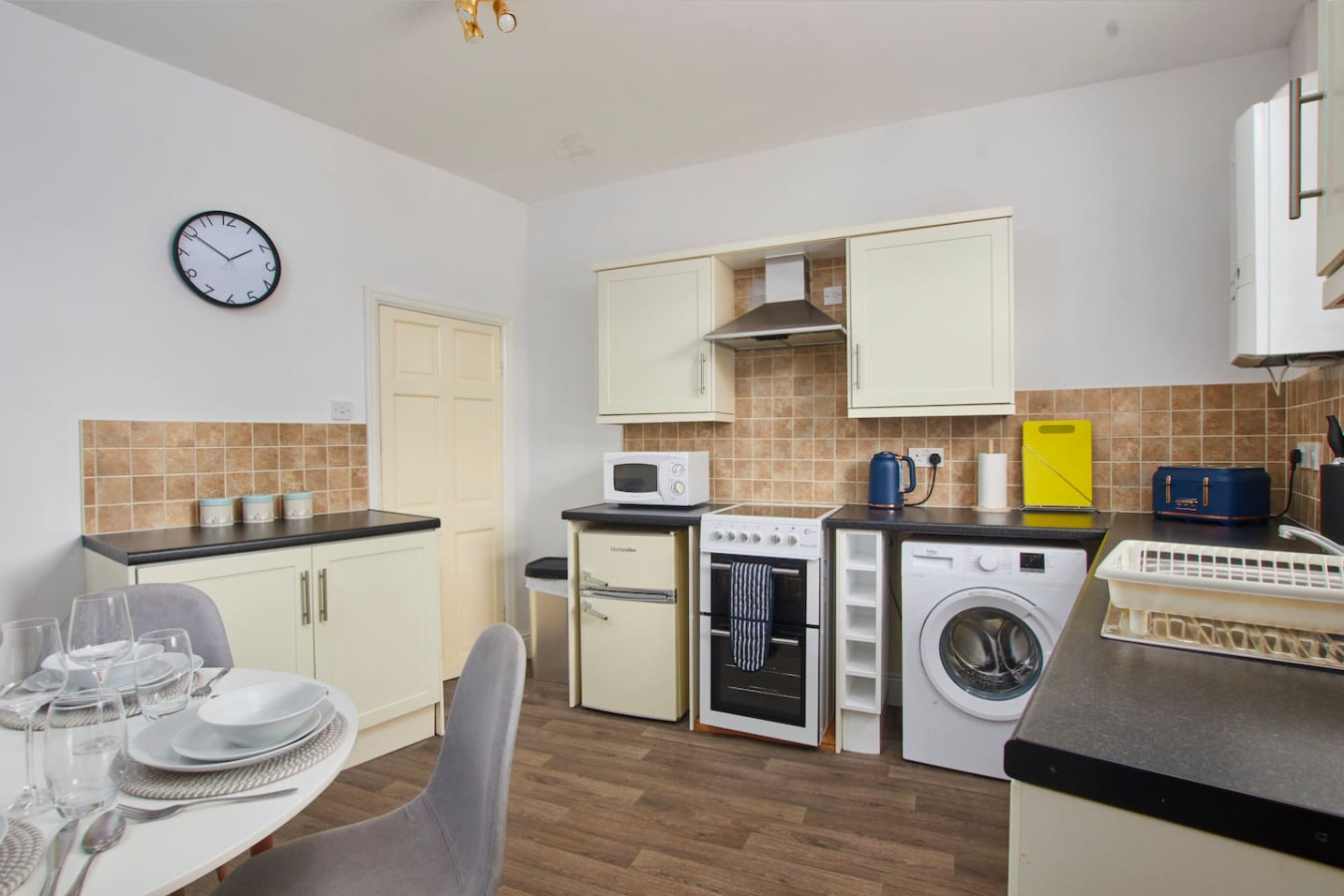 Stylish Home • Sleeps 5 • Free Parking • Smart TV • Garden in 4 Eskdale Road - Property image 11 - VivreStays