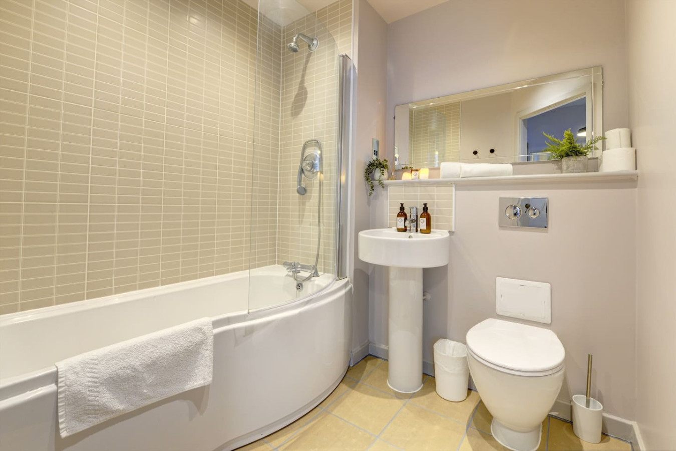 Stylish Apartment • Town Centre • Secure Parking • Fast Wifi • Smart TV in Alpha House, Broad Street Flat 121 - Property image 17 - VivreStays