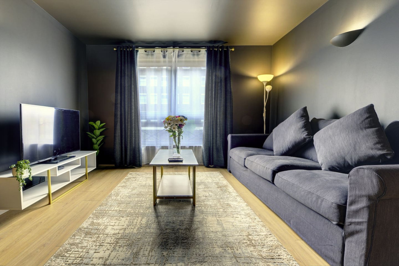 Stylish Apartment • Town Centre • Secure Parking • Fast Wifi • Smart TV in Alpha House, Broad Street Flat 121 - Property image 3 - VivreStays