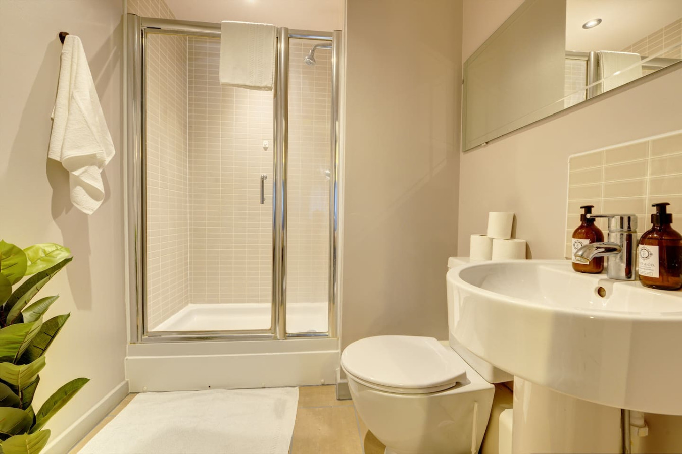 Stylish Apartment • Town Centre • Secure Parking • Fast Wifi • Smart TV in Alpha House, Broad Street Flat 121 - Property image 12 - VivreStays