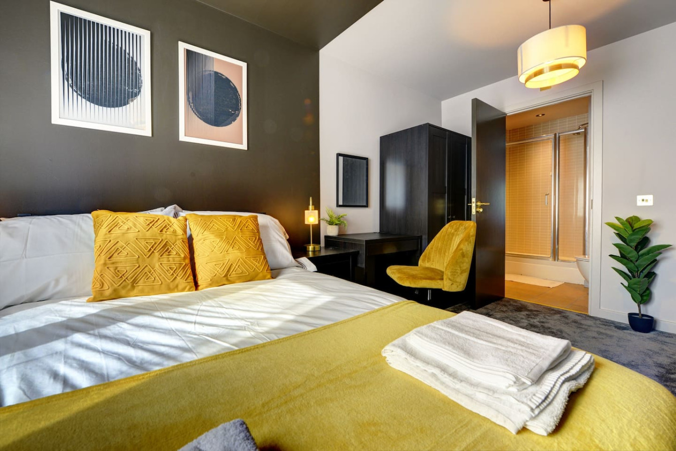 Stylish Apartment • Town Centre • Secure Parking • Fast Wifi • Smart TV in Alpha House, Broad Street Flat 121 - Property image 11 - VivreStays
