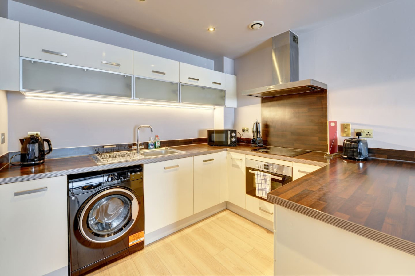 Stylish Apartment • Town Centre • Secure Parking • Fast Wifi • Smart TV in Alpha House, Broad Street Flat 121 - Property image 8 - VivreStays
