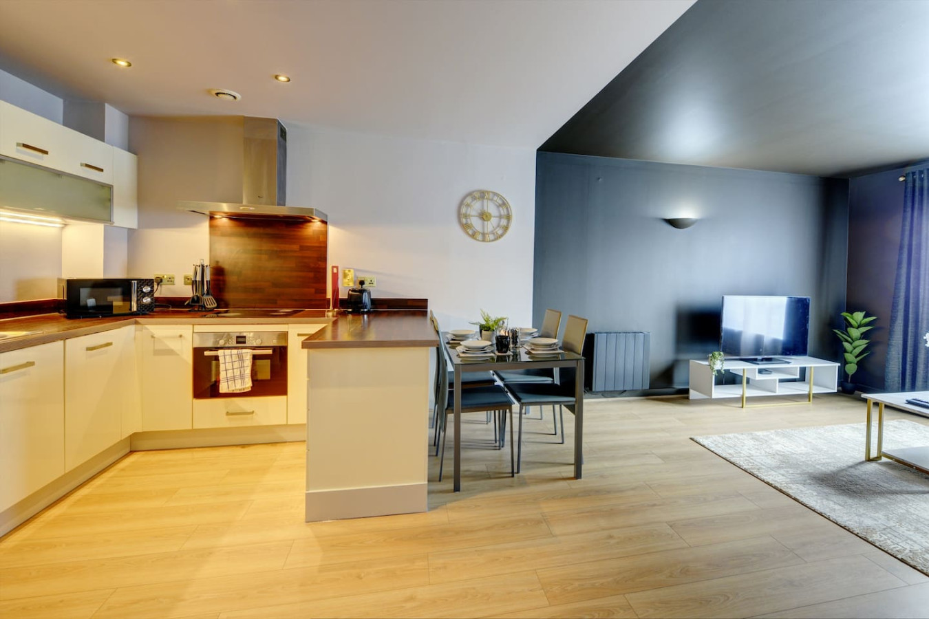 Stylish Apartment • Town Centre • Secure Parking • Fast Wifi • Smart TV in Alpha House, Broad Street Flat 121 - Property image 5 - VivreStays