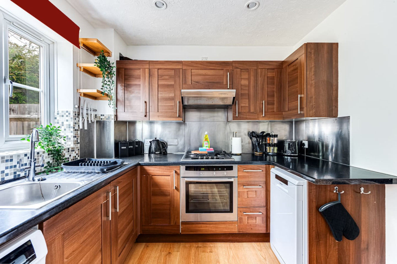 Shenley House • Excellent Location • Driveway Parking • Garden • Fast Wifi • Smart TVs • Self-Check-In in 67 Cressey Avenue - Property image 19 - VivreStays