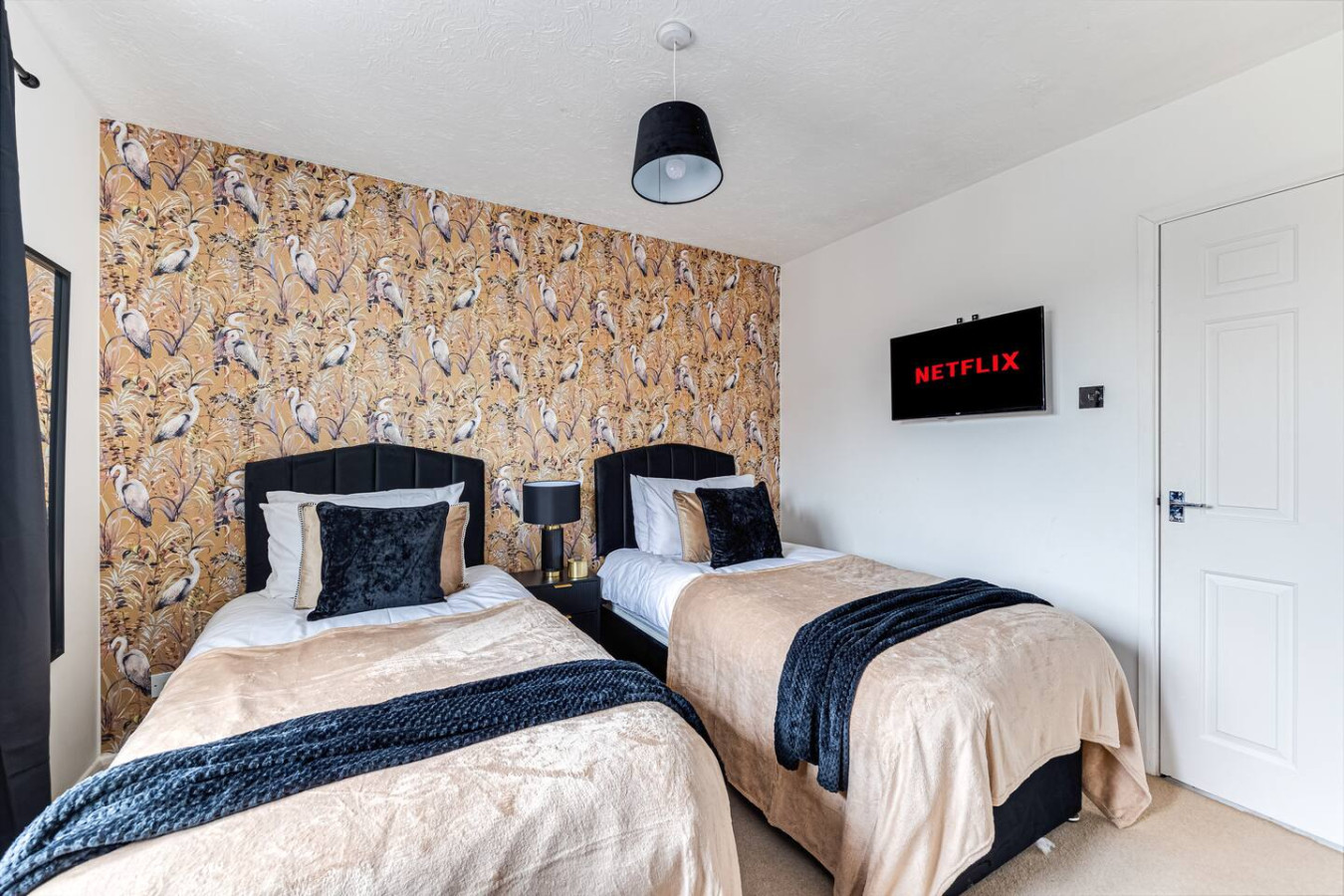 Shenley House • Excellent Location • Driveway Parking • Garden • Fast Wifi • Smart TVs • Self-Check-In in 67 Cressey Avenue - Property image 3 - VivreStays