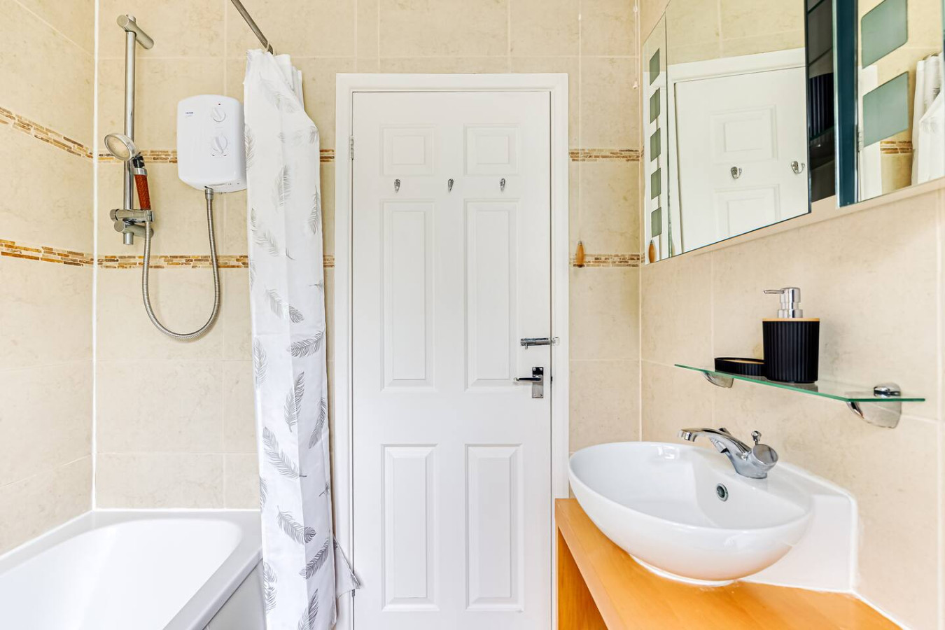 Shenley House • Excellent Location • Driveway Parking • Garden • Fast Wifi • Smart TVs • Self-Check-In in 67 Cressey Avenue - Property image 6 - VivreStays