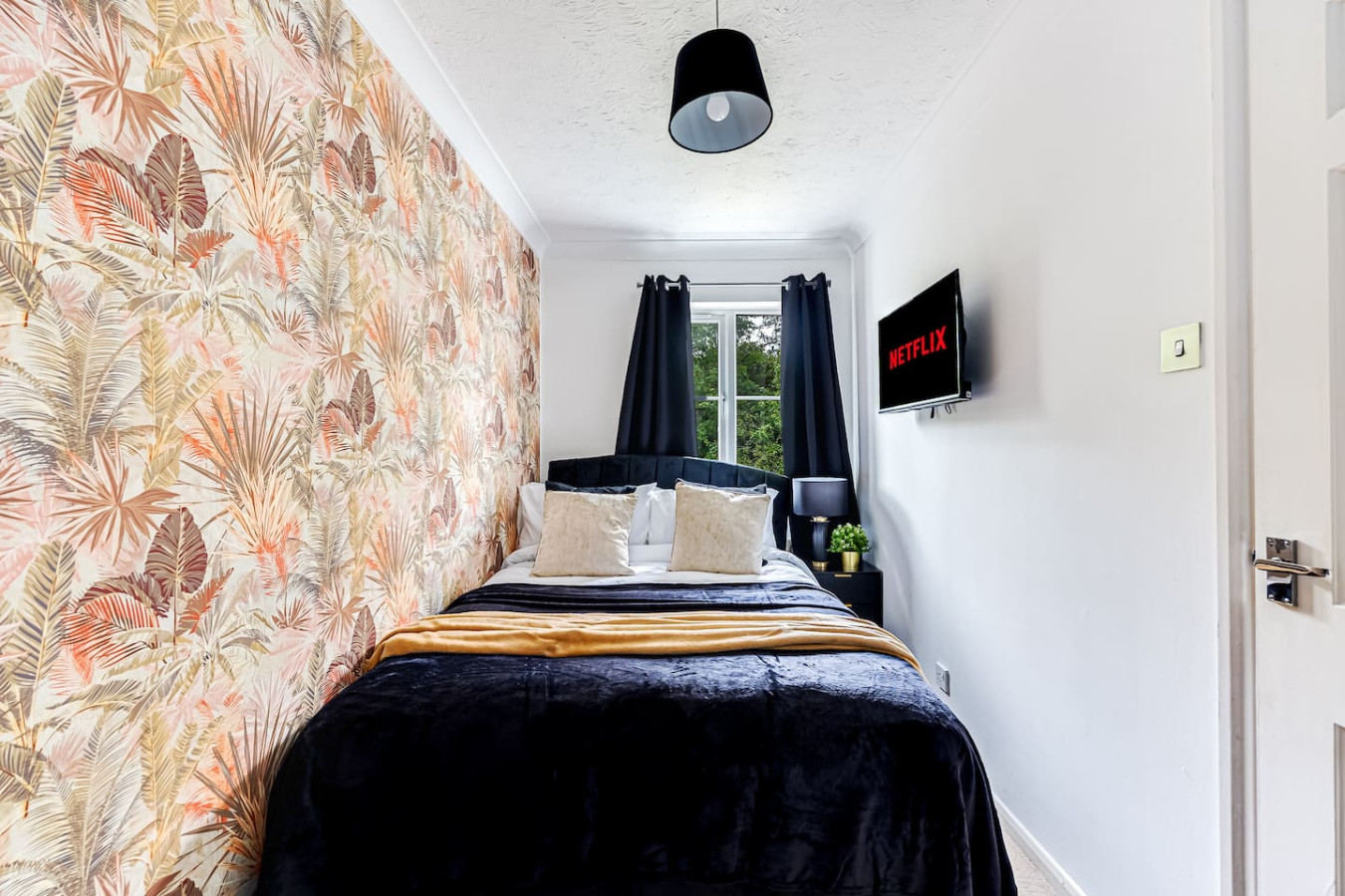 Shenley House • Excellent Location • Driveway Parking • Garden • Fast Wifi • Smart TVs • Self-Check-In in 67 Cressey Avenue - Property image 9 - VivreStays
