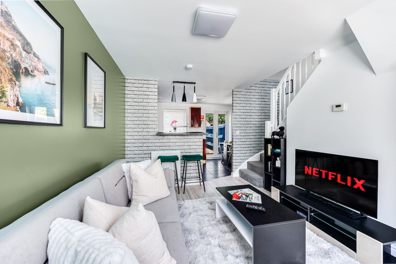 Stylish House • Driveway Parking • Self-Check-In • Fast WiFi • Smart TV in 27 Eaton Hall Crescent - Property image 13 - VivreStays