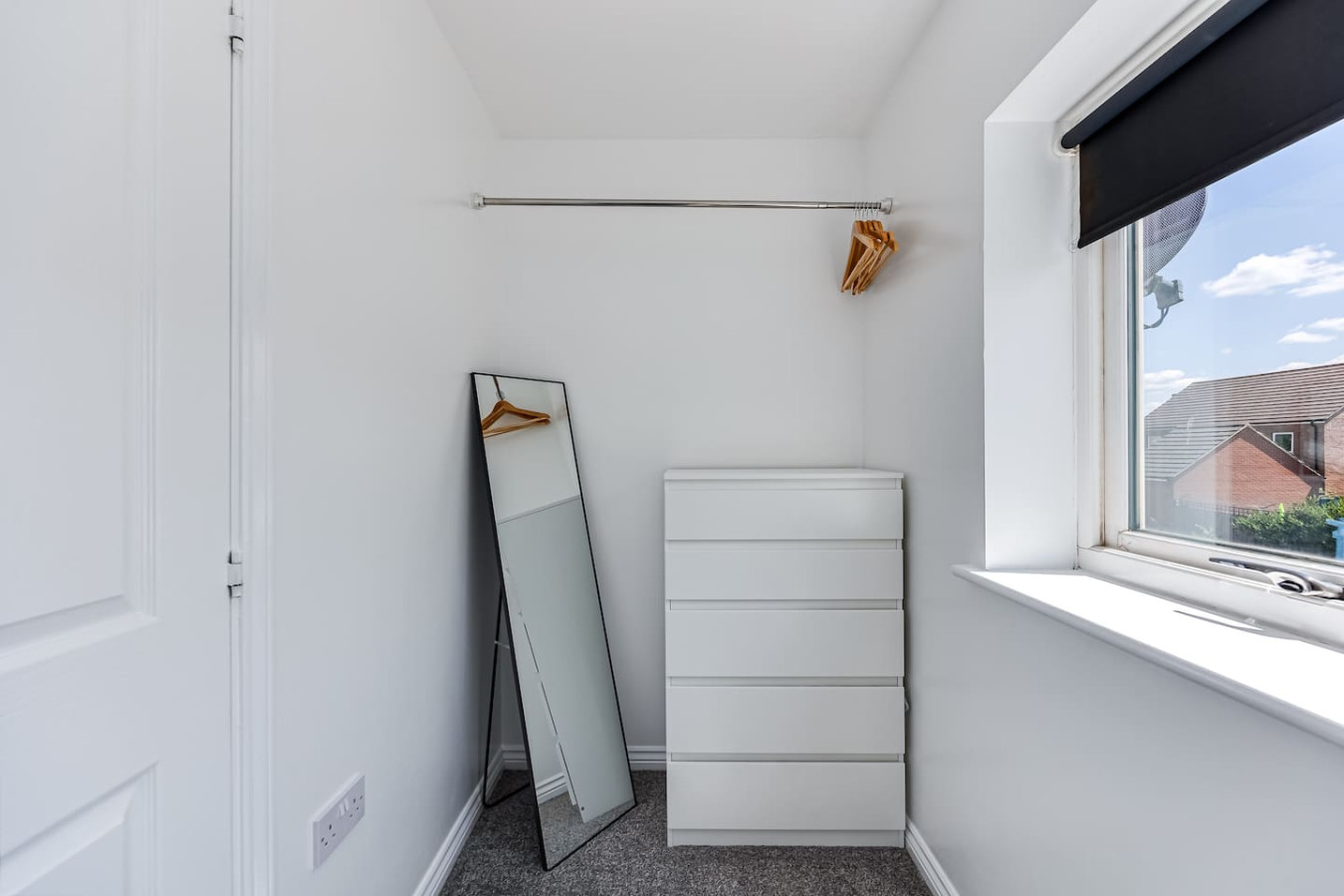 Stylish House • Driveway Parking • Self-Check-In • Fast WiFi • Smart TV in 27 Eaton Hall Crescent - Property image 8 - VivreStays
