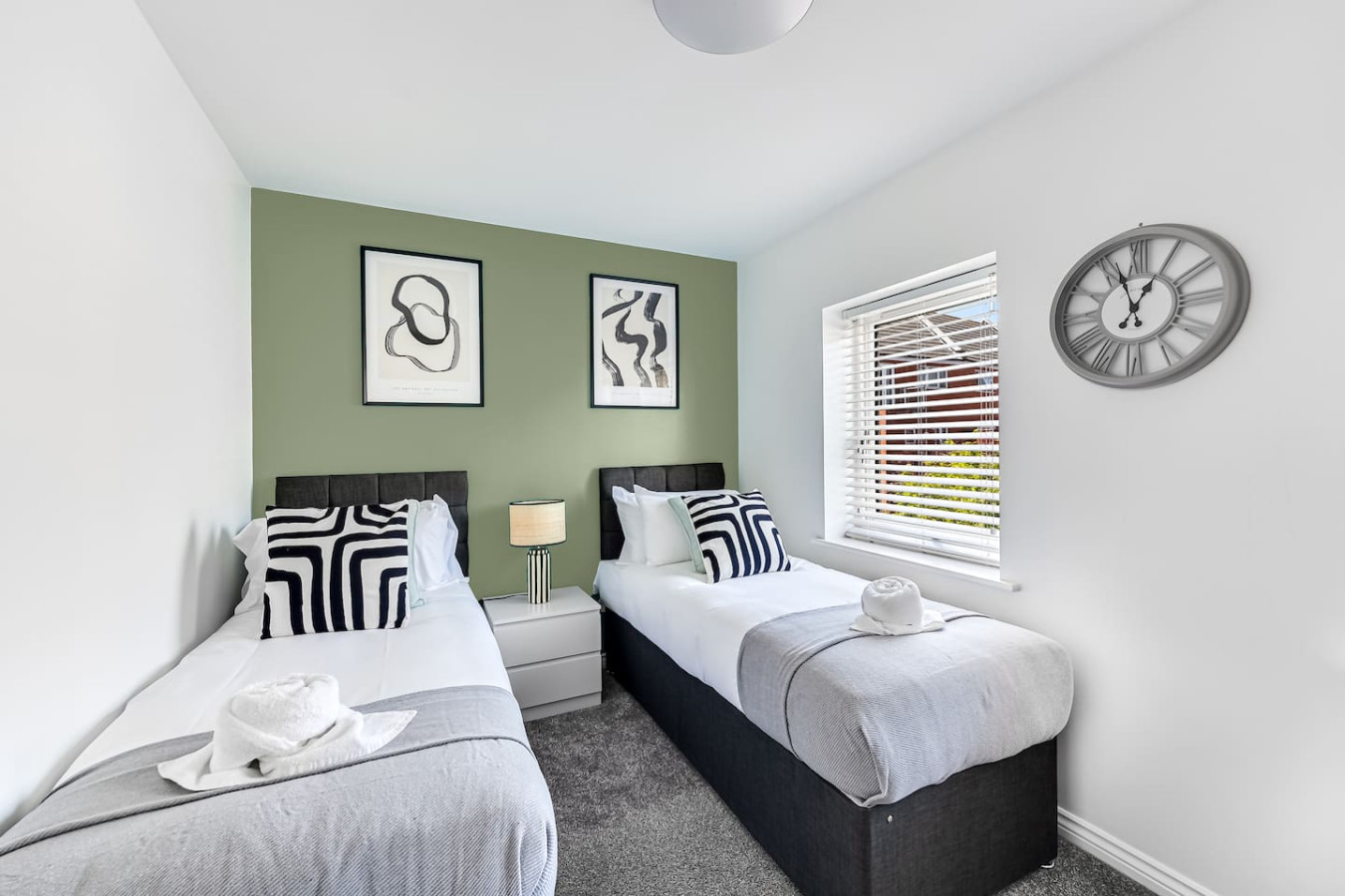 Stylish House • Driveway Parking • Self-Check-In • Fast WiFi • Smart TV in 27 Eaton Hall Crescent - Property image 2 - VivreStays
