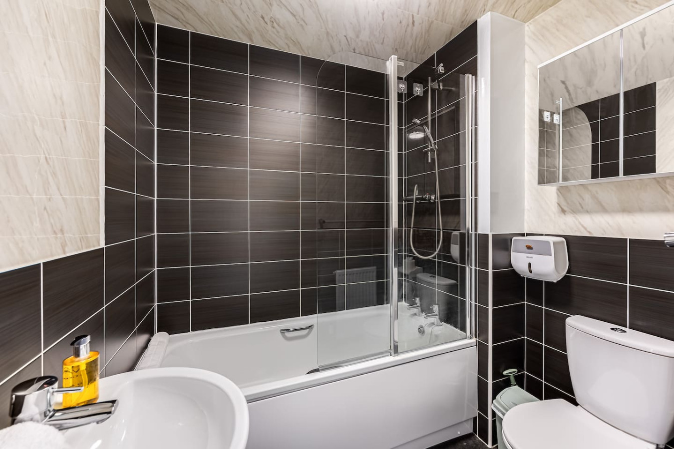 Stylish House • Driveway Parking • Self-Check-In • Fast WiFi • Smart TV in 27 Eaton Hall Crescent - Property image 5 - VivreStays