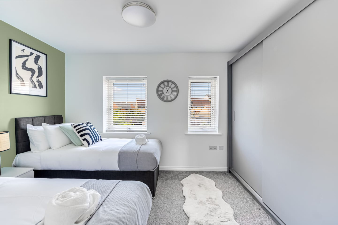 Stylish House • Driveway Parking • Self-Check-In • Fast WiFi • Smart TV in 27 Eaton Hall Crescent - Property image 3 - VivreStays