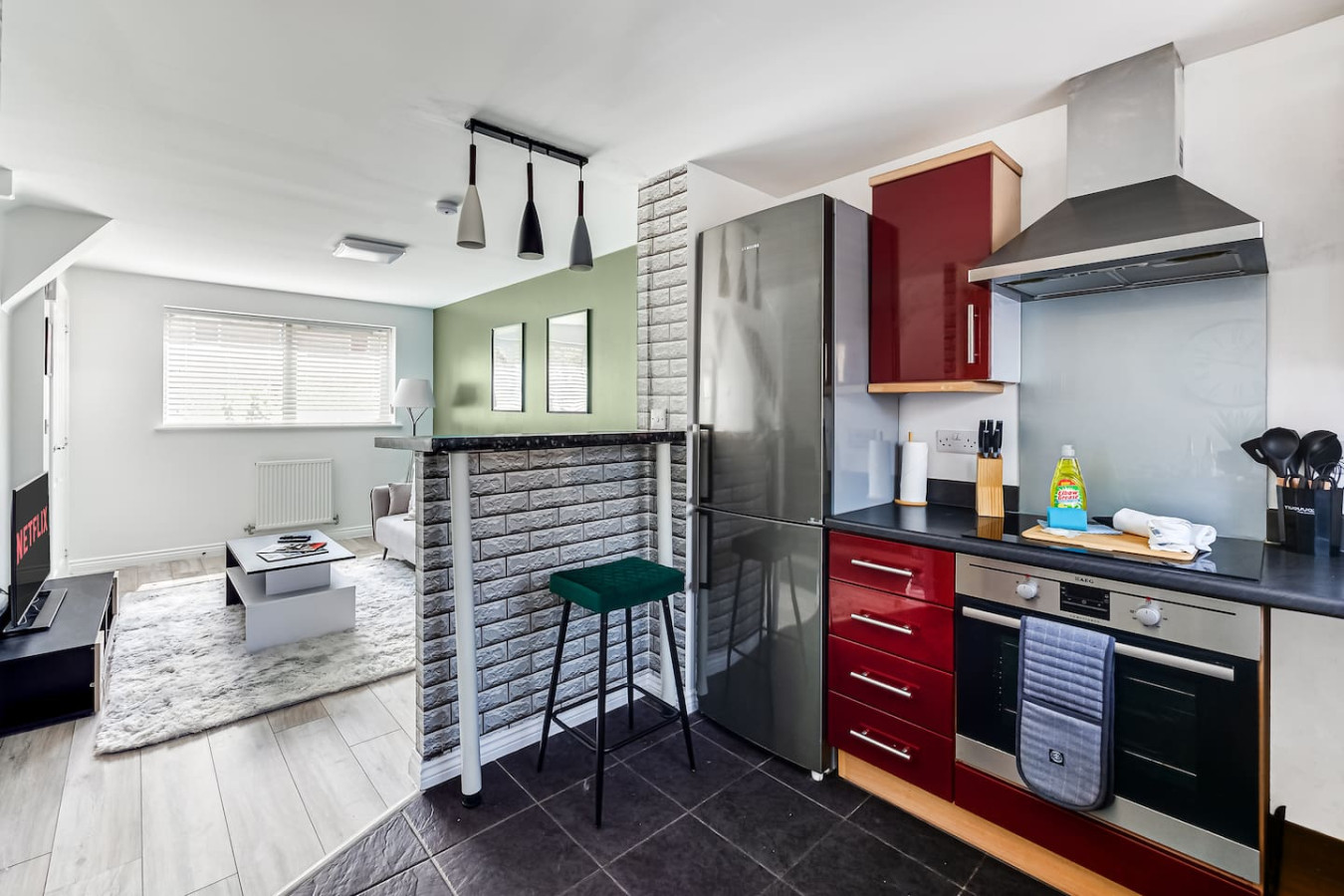 Stylish House • Driveway Parking • Self-Check-In • Fast WiFi • Smart TV in 27 Eaton Hall Crescent - Property image 16 - VivreStays