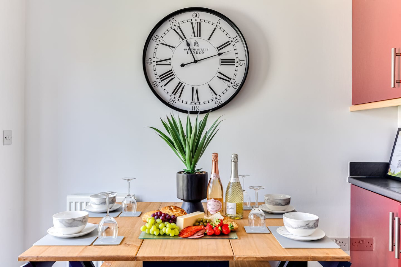 Stylish House • Driveway Parking • Self-Check-In • Fast WiFi • Smart TV in 27 Eaton Hall Crescent - Property image 18 - VivreStays