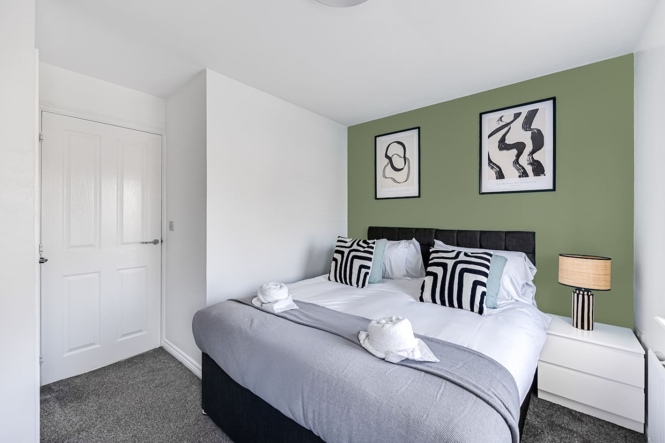 Stylish House • Driveway Parking • Self-Check-In • Fast WiFi • Smart TV in 27 Eaton Hall Crescent - Property image 4 - VivreStays