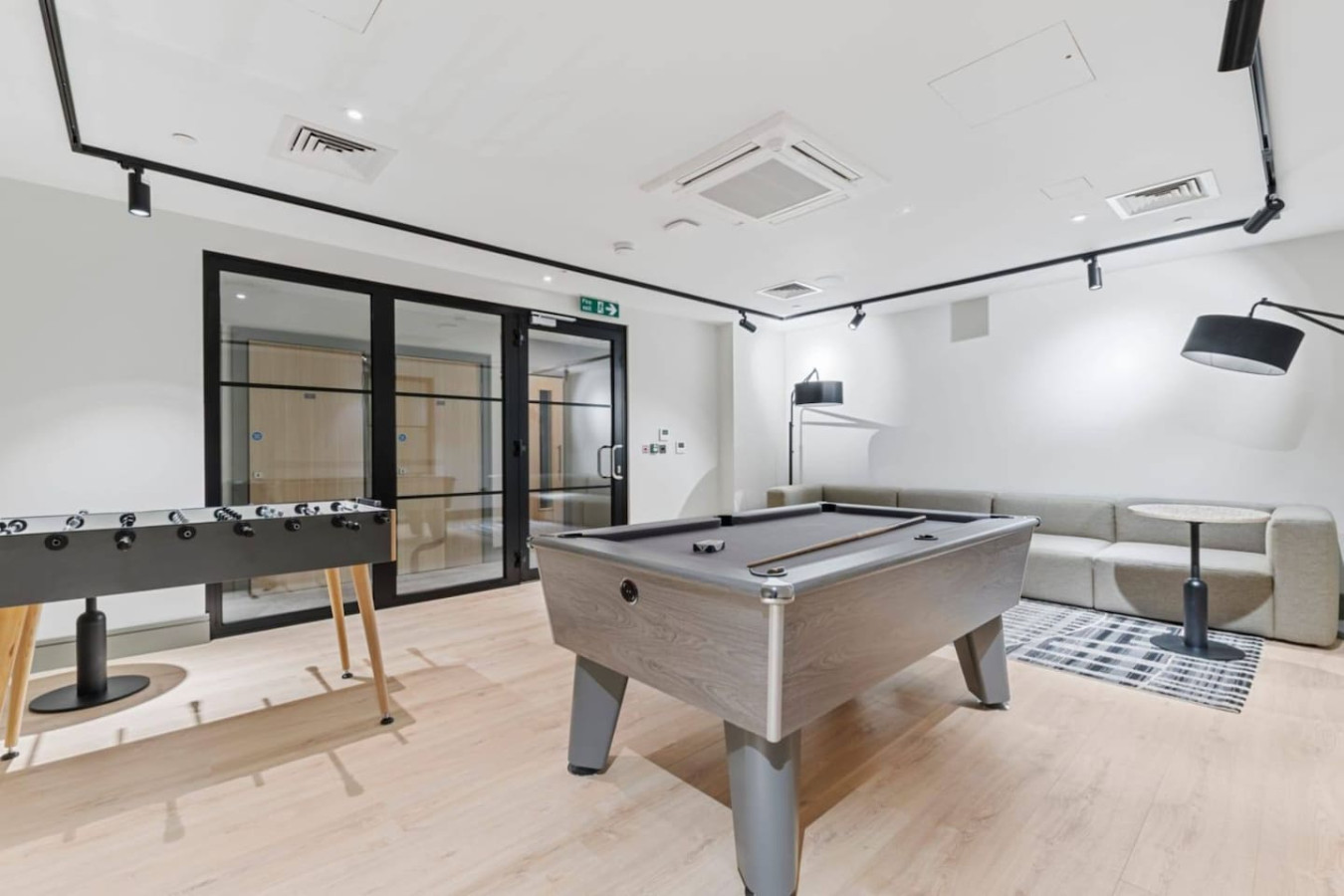 Luxury Apartment • Excellent Location • Free Secure Parking • Fast WiFi • Access to Residents-Only Gym, Games Room, Cinema Room and Co-Working Space in Beverley Way Flat 67 - Property image 13 - VivreStays