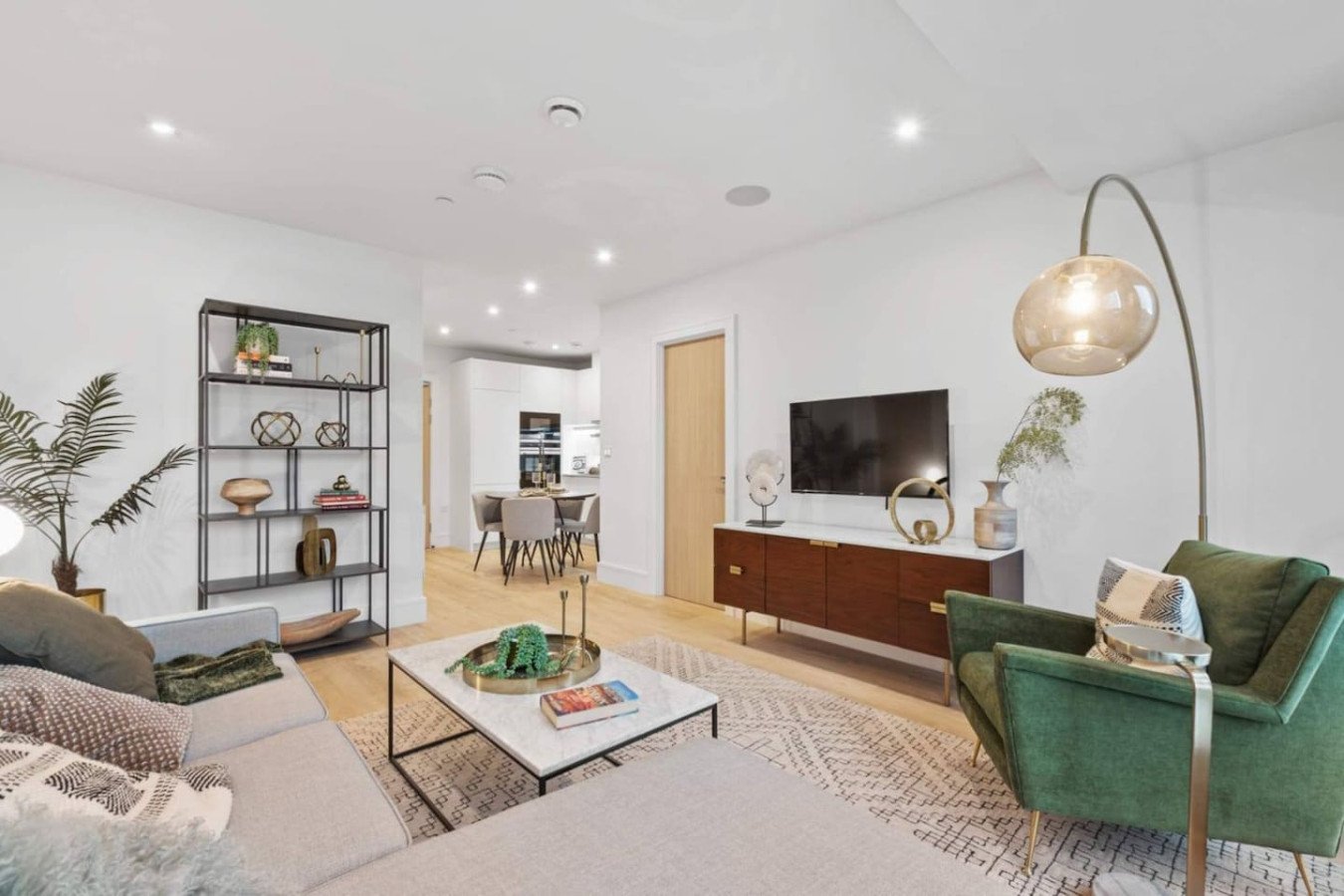 Luxury Apartment • Excellent Location • Free Secure Parking • Fast WiFi • Access to Residents-Only Gym, Games Room, Cinema Room and Co-Working Space in Beverley Way Flat 67 - Property image 3 - VivreStays