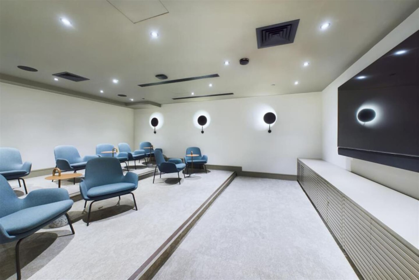 Luxury Apartment • Excellent Location • Free Secure Parking • Fast WiFi • Access to Residents-Only Gym, Games Room, Cinema Room and Co-Working Space in Beverley Way Flat 67 - Property image 10 - VivreStays
