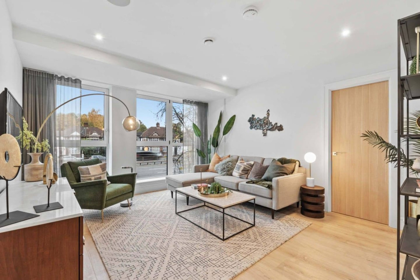 Luxury Apartment • Excellent Location • Free Secure Parking • Fast WiFi • Access to Residents-Only Gym, Games Room, Cinema Room and Co-Working Space in Beverley Way Flat 67 - Property image 2 - VivreStays