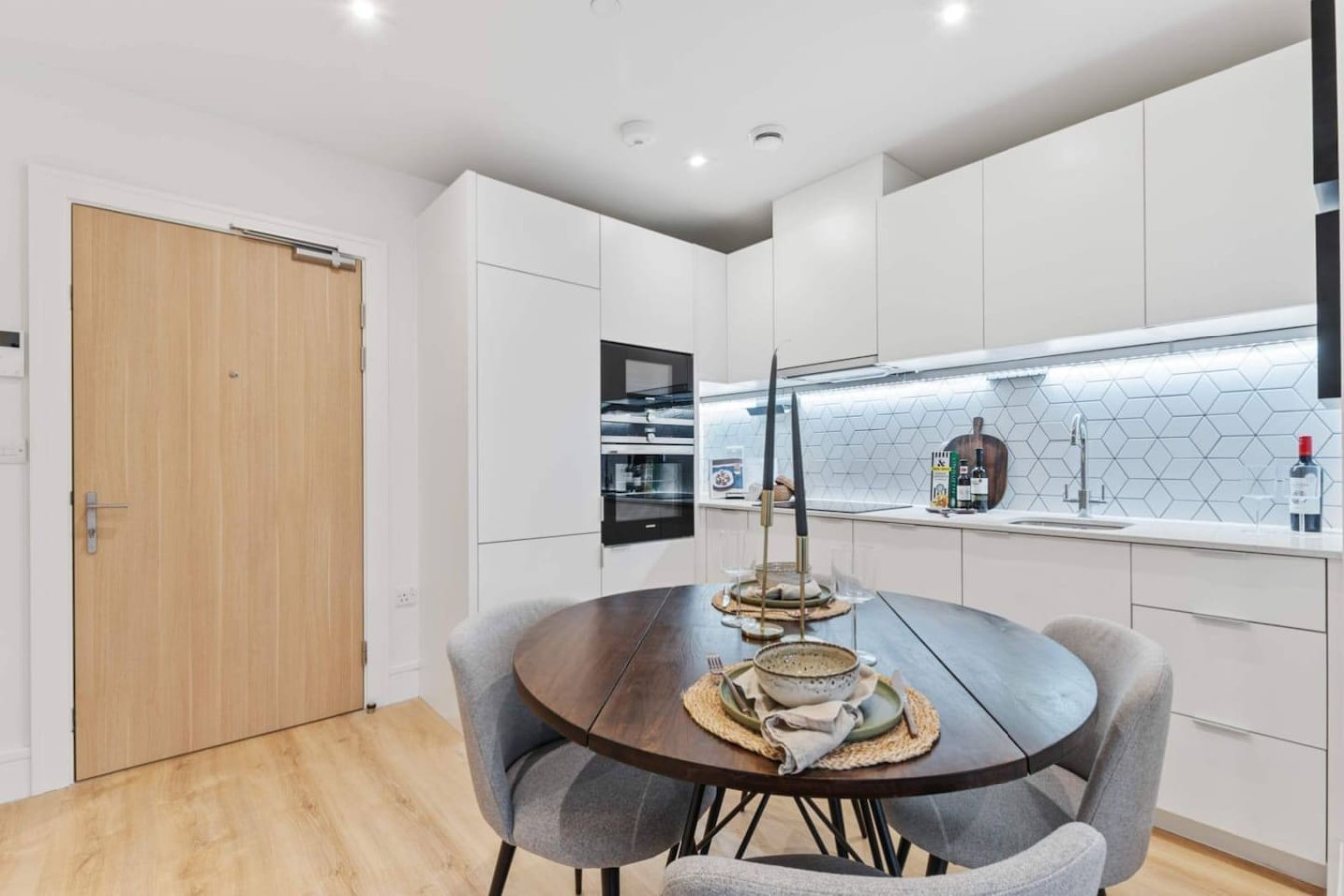 Luxury Apartment • Excellent Location • Free Secure Parking • Fast WiFi • Access to Residents-Only Gym, Games Room, Cinema Room and Co-Working Space in Beverley Way Flat 67 - Property image 4 - VivreStays