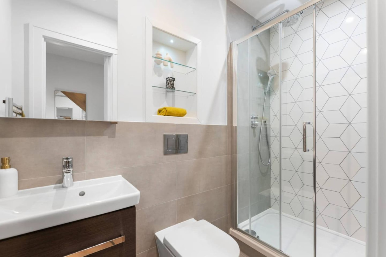 Luxury Apartment • Excellent Location • Free Secure Parking • Fast WiFi • Access to Residents-Only Gym, Games Room, Cinema Room and Co-Working Space in Beverley Way Flat 67 - Property image 6 - VivreStays
