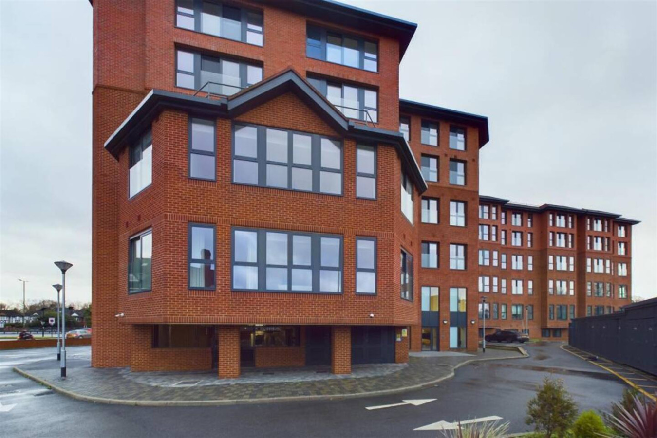 Luxury Apartment • Excellent Location • Free Secure Parking • Fast WiFi • Access to Residents-Only Gym, Games Room, Cinema Room and Co-Working Space in Beverley Way Flat 67 - Property image 17 - VivreStays