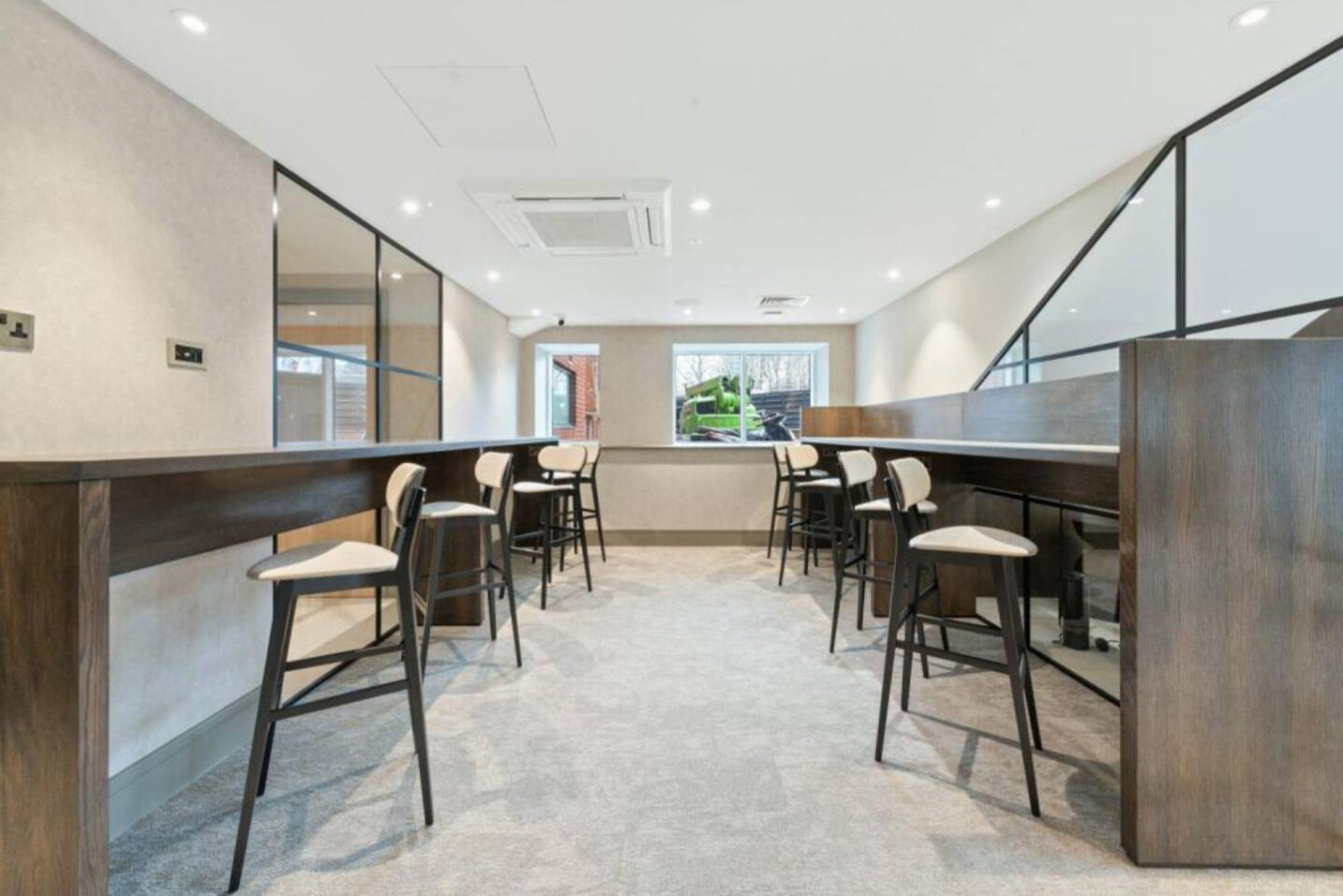 Luxury Apartment • Excellent Location • Free Secure Parking • Fast WiFi • Access to Residents-Only Gym, Games Room, Cinema Room and Co-Working Space in Beverley Way Flat 67 - Property image 15 - VivreStays