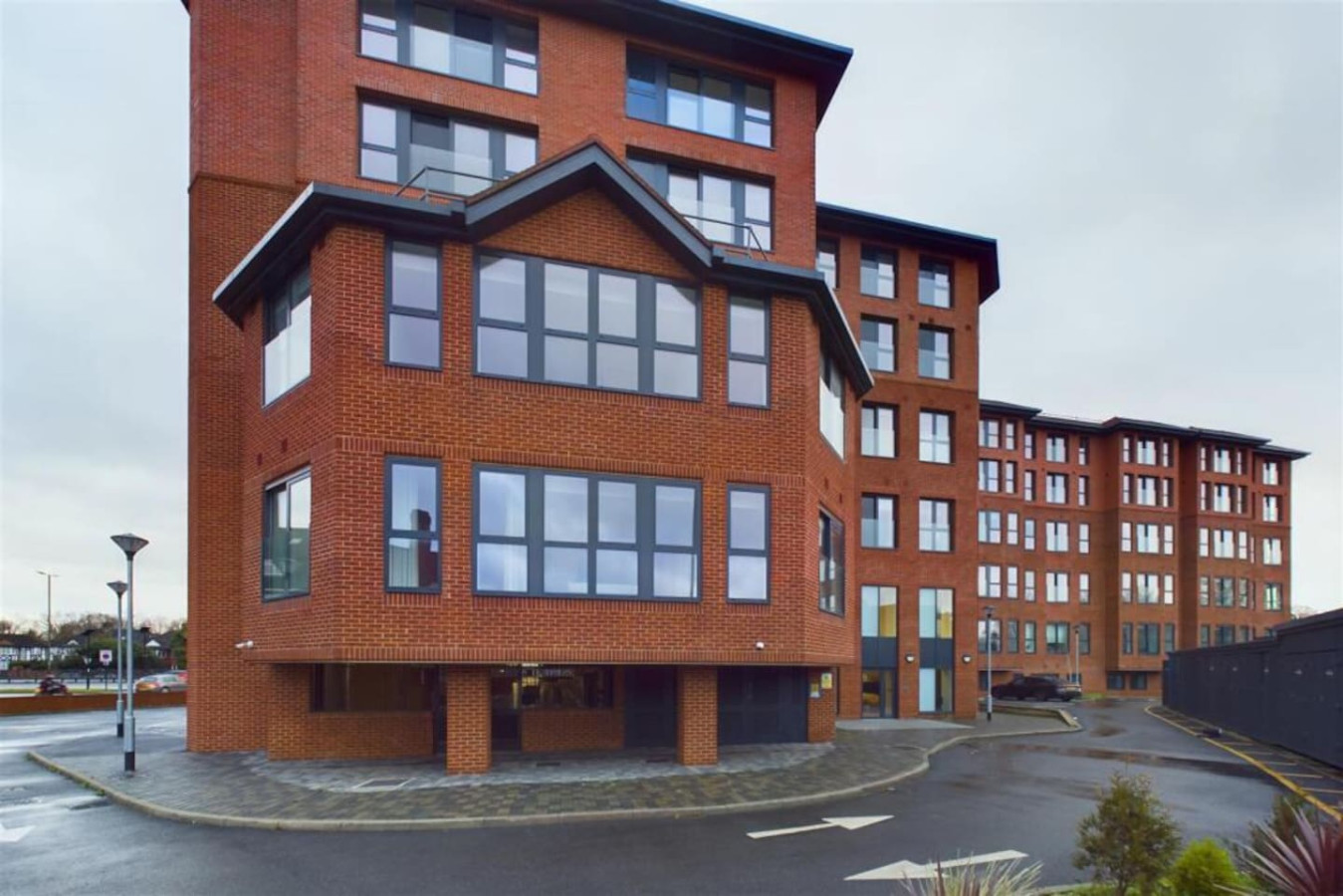 Beautiful Apartment • Excellent Location • Free Secure Parking • Fast WiFi • Access to Residents-Only Gym, Games Room, Cinema Room and Co-Working Space in Beverley Way Flat 117 - Property image 23 - VivreStays