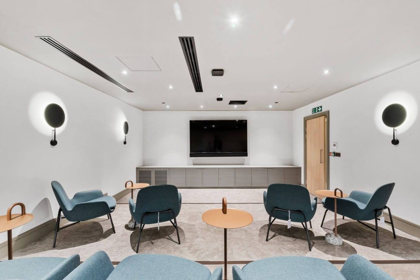 Beautiful Apartment • Excellent Location • Free Secure Parking • Fast WiFi • Access to Residents-Only Gym, Games Room, Cinema Room and Co-Working Space in Beverley Way Flat 117 - Property image 17 - VivreStays