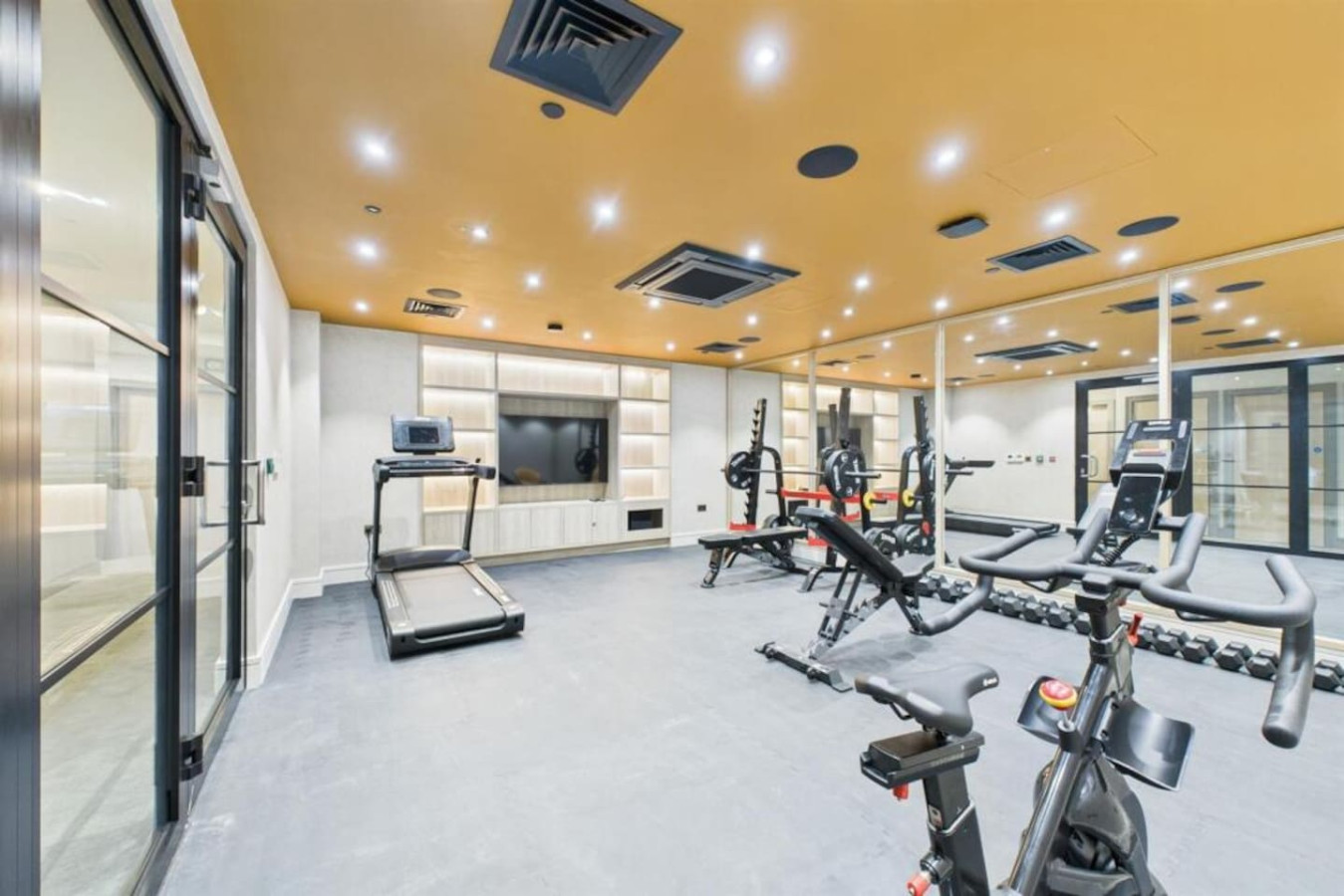 Beautiful Apartment • Excellent Location • Free Secure Parking • Fast WiFi • Access to Residents-Only Gym, Games Room, Cinema Room and Co-Working Space in Beverley Way Flat 117 - Property image 15 - VivreStays