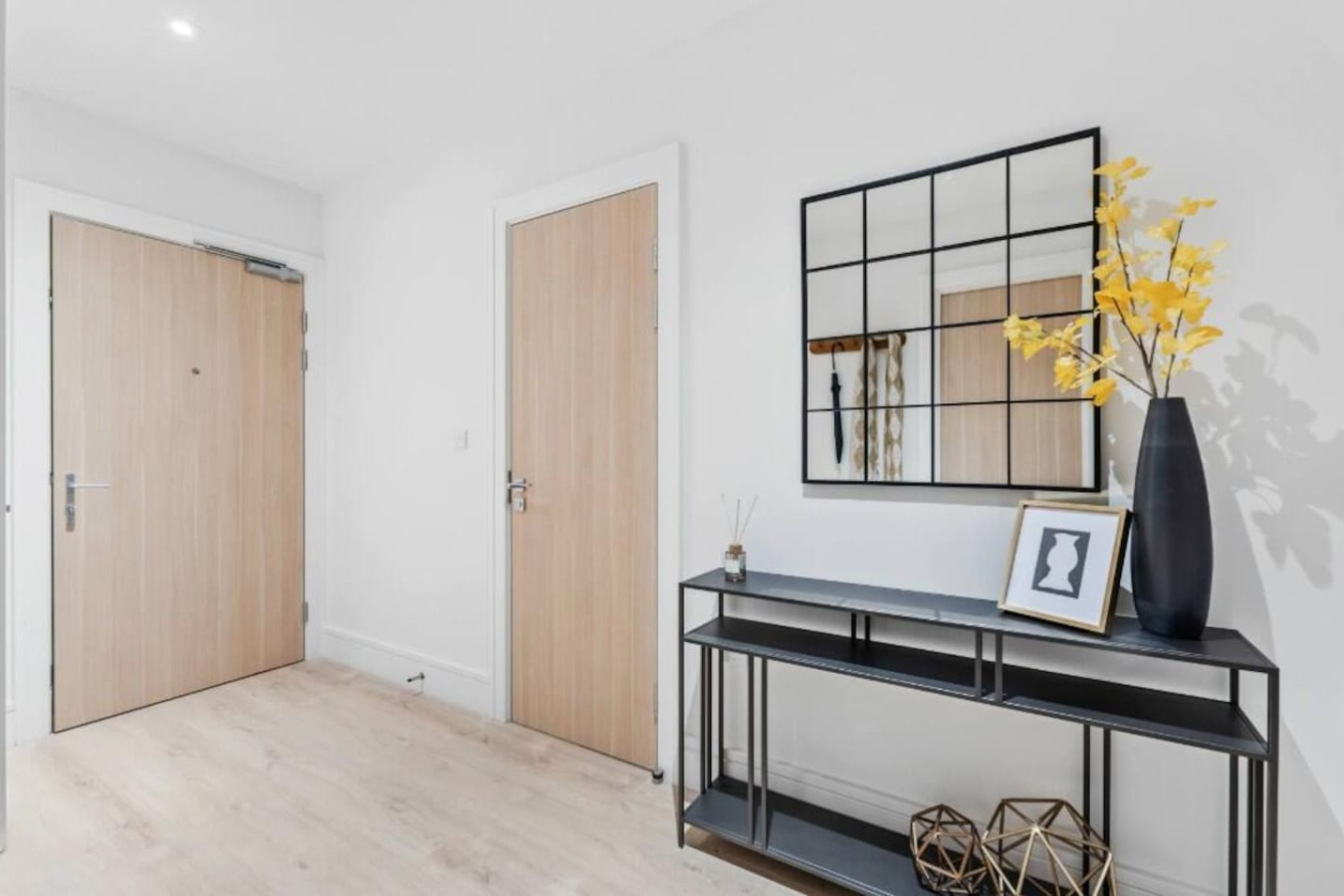 Beautiful Apartment • Excellent Location • Free Secure Parking • Fast WiFi • Access to Residents-Only Gym, Games Room, Cinema Room and Co-Working Space in Beverley Way Flat 117 - Property image 13 - VivreStays