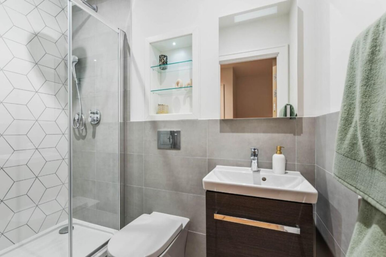 Beautiful Apartment • Excellent Location • Free Secure Parking • Fast WiFi • Access to Residents-Only Gym, Games Room, Cinema Room and Co-Working Space in Beverley Way Flat 117 - Property image 5 - VivreStays