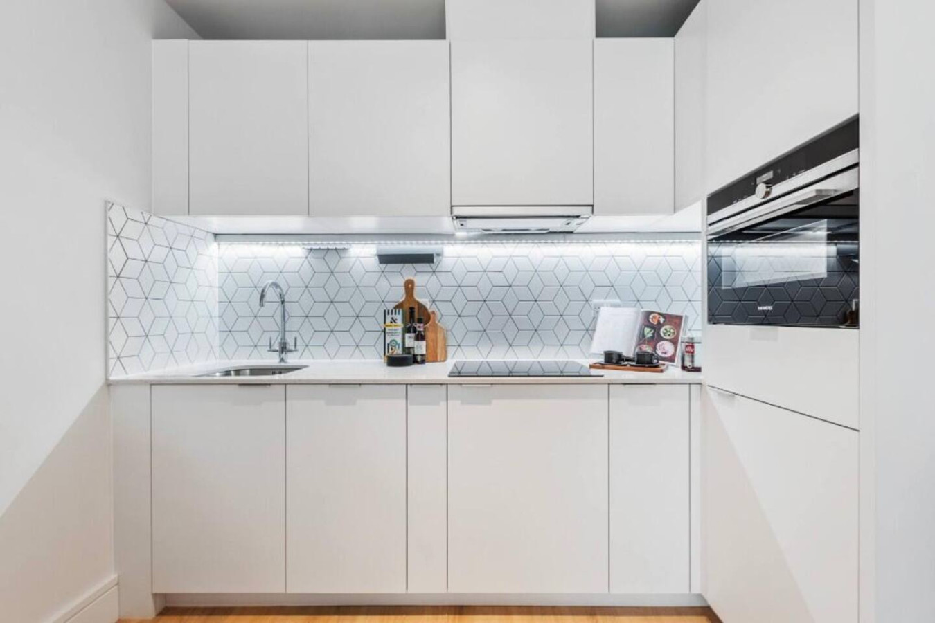 Beautiful Apartment • Excellent Location • Free Secure Parking • Fast WiFi • Access to Residents-Only Gym, Games Room, Cinema Room and Co-Working Space in Beverley Way Flat 117 - Property image 11 - VivreStays