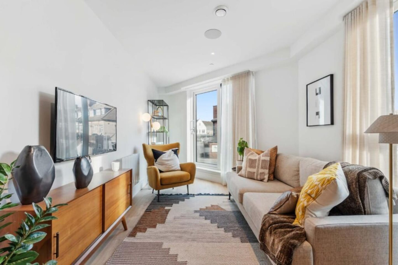 Beautiful Apartment • Excellent Location • Free Secure Parking • Fast WiFi • Access to Residents-Only Gym, Games Room, Cinema Room and Co-Working Space in Beverley Way Flat 117 - Property image 7 - VivreStays