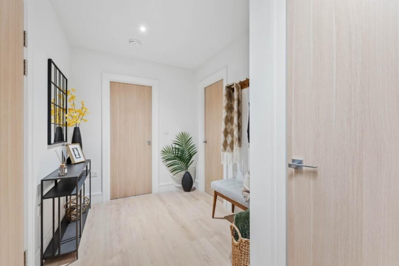 Beautiful Apartment • Excellent Location • Free Secure Parking • Fast WiFi • Access to Residents-Only Gym, Games Room, Cinema Room and Co-Working Space in Beverley Way Flat 117 - Property image 12 - VivreStays