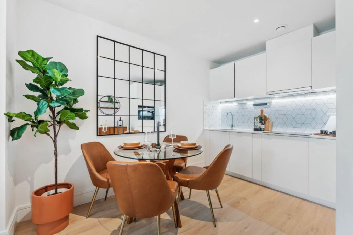 Beautiful Apartment • Excellent Location • Free Secure Parking • Fast WiFi • Access to Residents-Only Gym, Games Room, Cinema Room and Co-Working Space in Beverley Way Flat 117 - Property image 10 - VivreStays