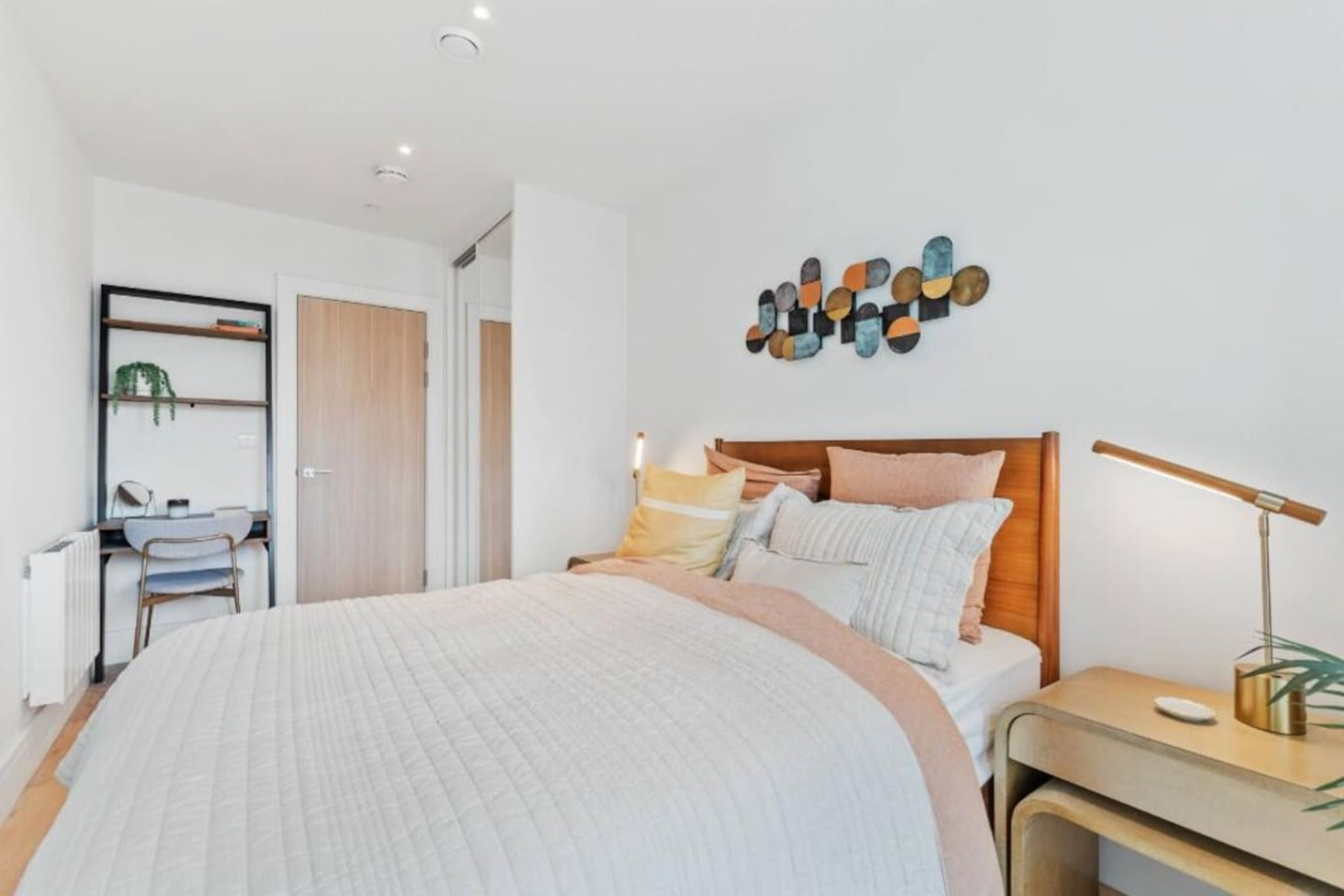 Beautiful Apartment • Excellent Location • Free Secure Parking • Fast WiFi • Access to Residents-Only Gym, Games Room, Cinema Room and Co-Working Space in Beverley Way Flat 117 - Property image 4 - VivreStays