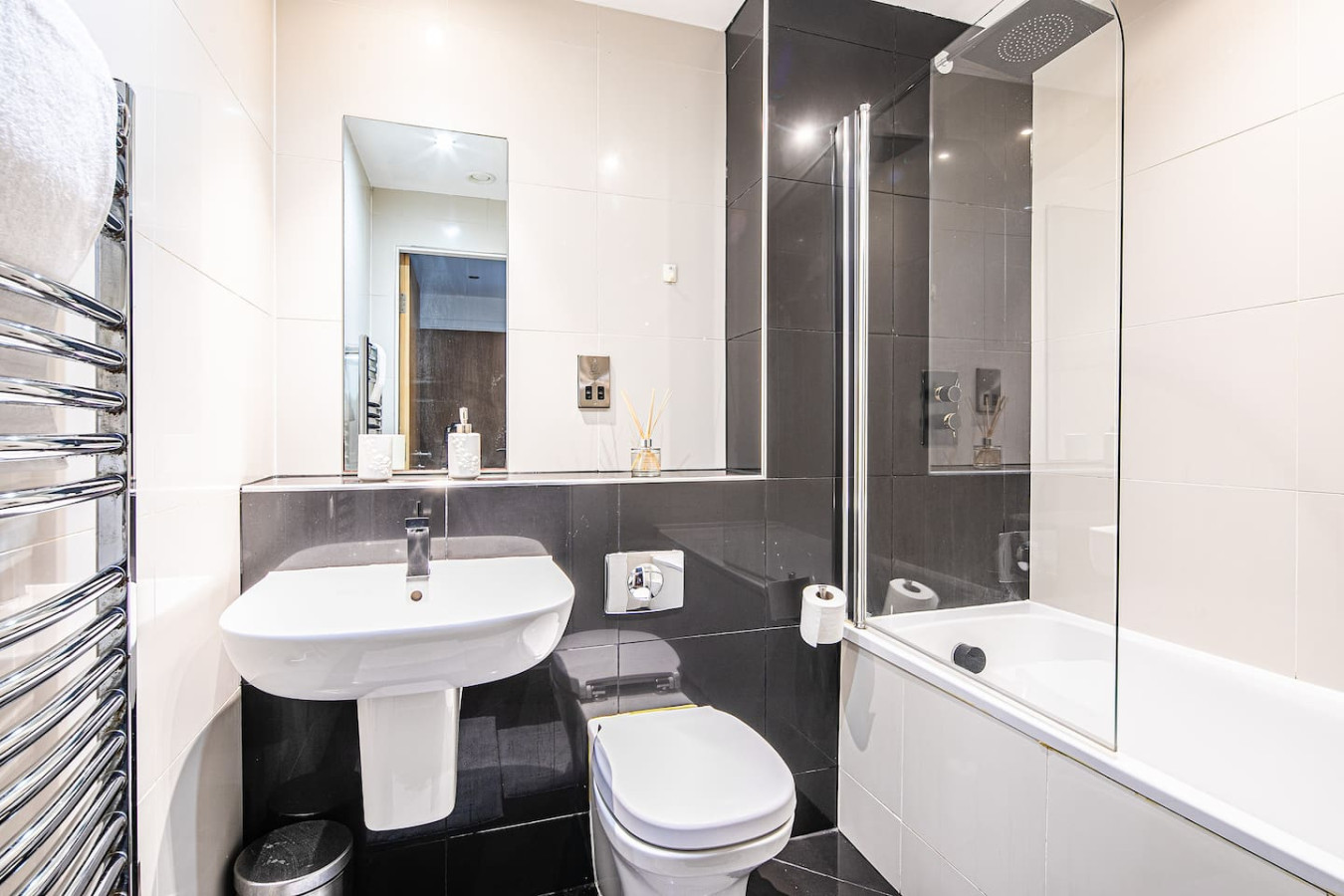 iQuarter Apartment • City Centre • Free Secure Parking • Fast WiFi • SmartTV in 10 Blonk Street Flat 87, iQuarter - Property image 7 - VivreStays