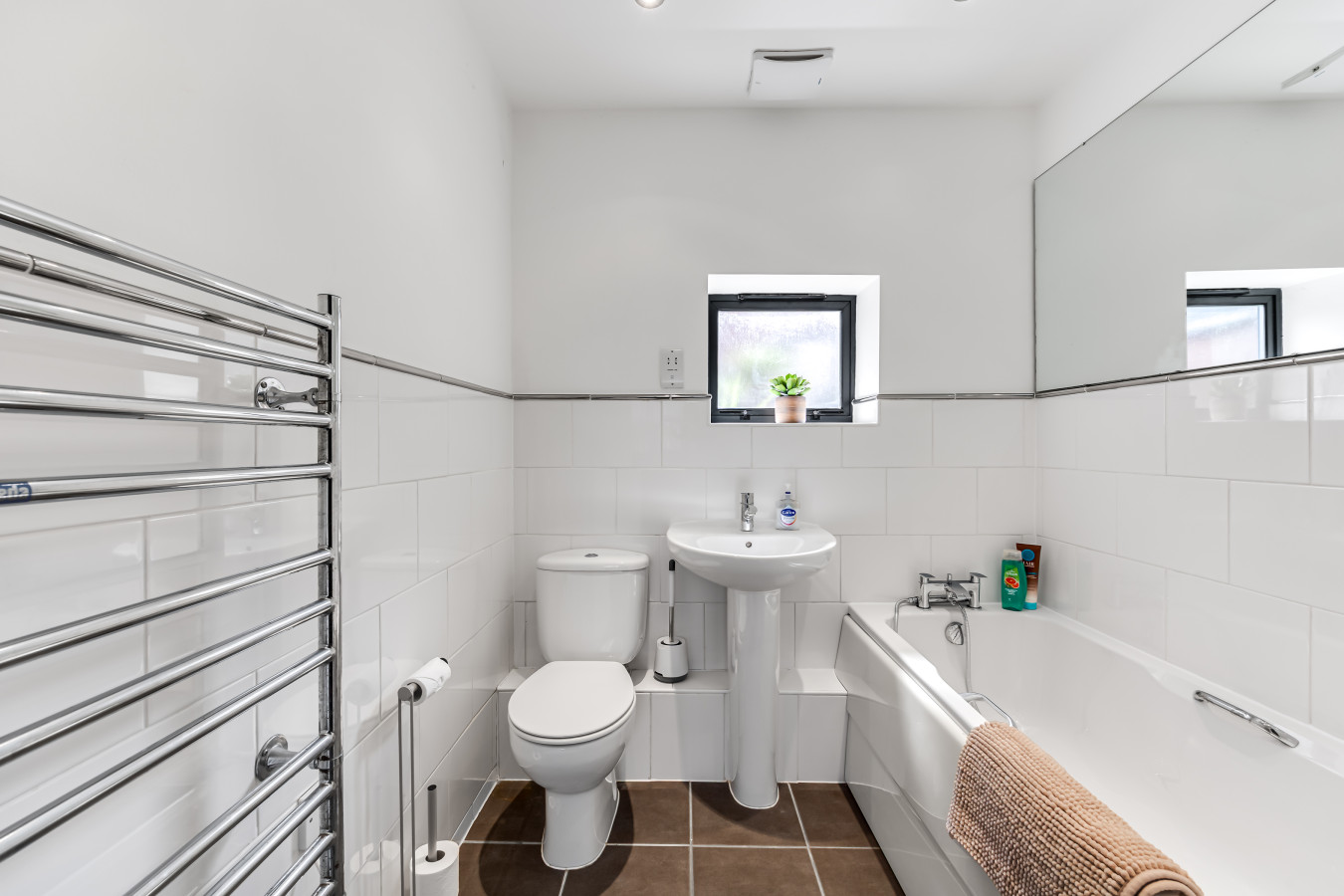 City Centre Flat • Free Parking • Sky TV • Fast Wifi • Self-Check-In in The Millhouse, Brook Street Flat 1 - Property image 5 - VivreStays