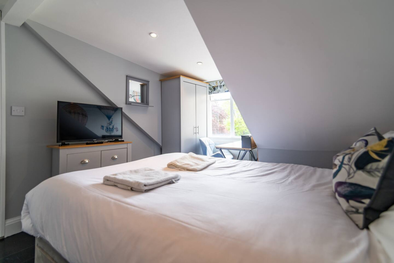 Charming 6 Bedroom Townhouse • Excellent Location • Self-Check-In • Balcony Room • Fast WiFi in 3B Guildford Lawn - Property image 19 - VivreStays