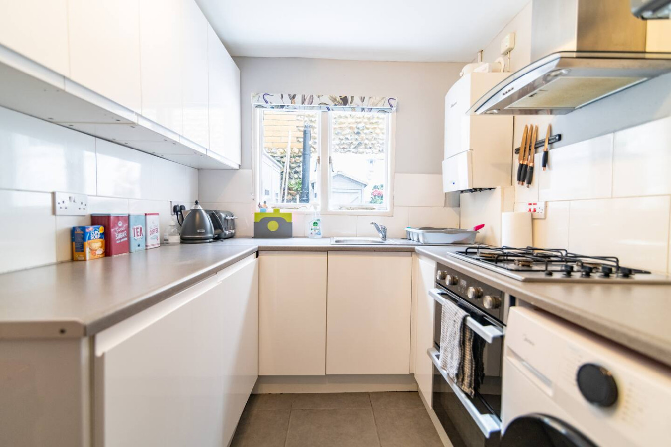 Charming 6 Bedroom Townhouse • Excellent Location • Self-Check-In • Balcony Room • Fast WiFi in 3B Guildford Lawn - Property image 37 - VivreStays