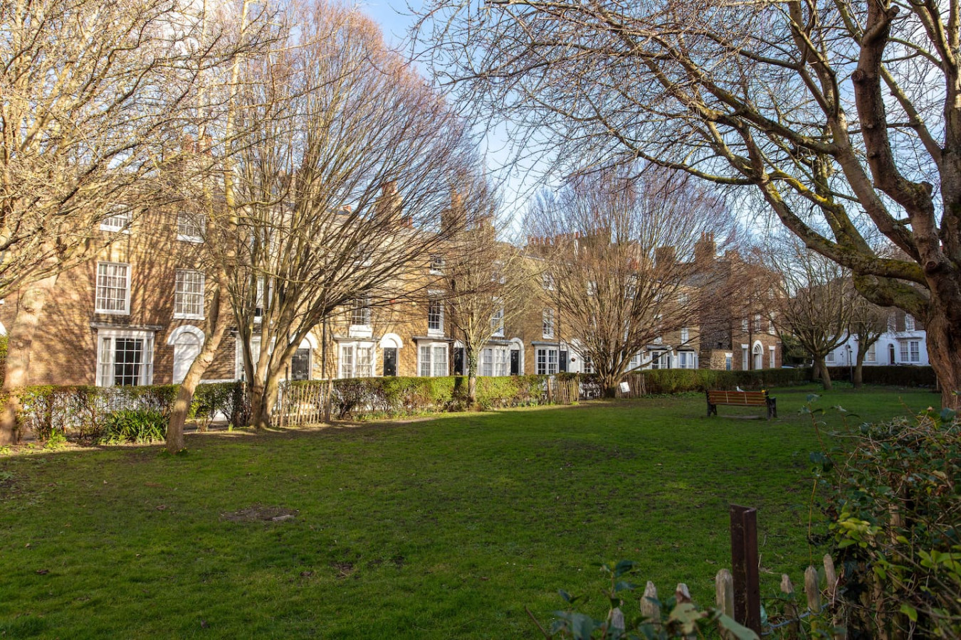 Charming 6 Bedroom Townhouse • Excellent Location • Self-Check-In • Balcony Room • Fast WiFi in 3B Guildford Lawn - Property image 50 - VivreStays