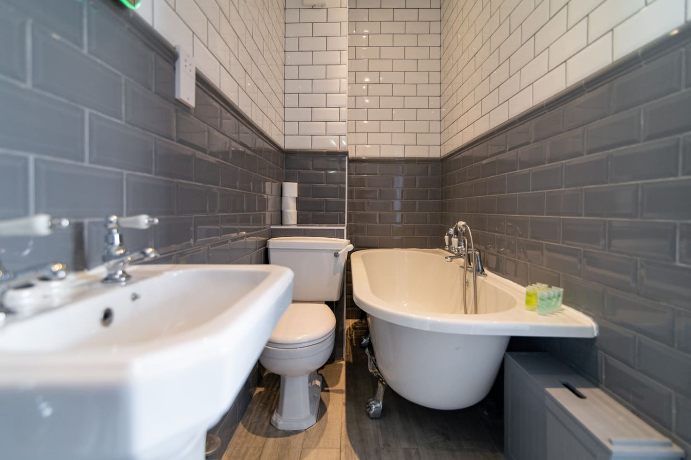 Charming 6 Bedroom Townhouse • Excellent Location • Self-Check-In • Balcony Room • Fast WiFi in 3B Guildford Lawn - Property image 9 - VivreStays