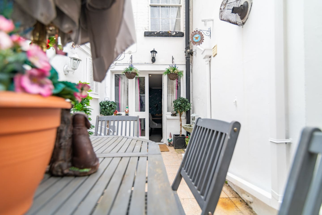 Charming 6 Bedroom Townhouse • Excellent Location • Self-Check-In • Balcony Room • Fast WiFi in 3B Guildford Lawn - Property image 46 - VivreStays
