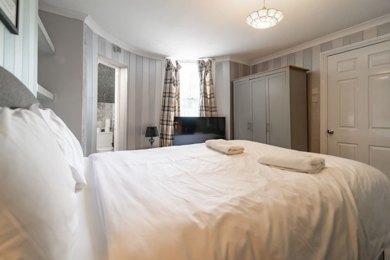 Charming 6 Bedroom Townhouse • Excellent Location • Self-Check-In • Balcony Room • Fast WiFi in 3B Guildford Lawn - Property image 3 - VivreStays