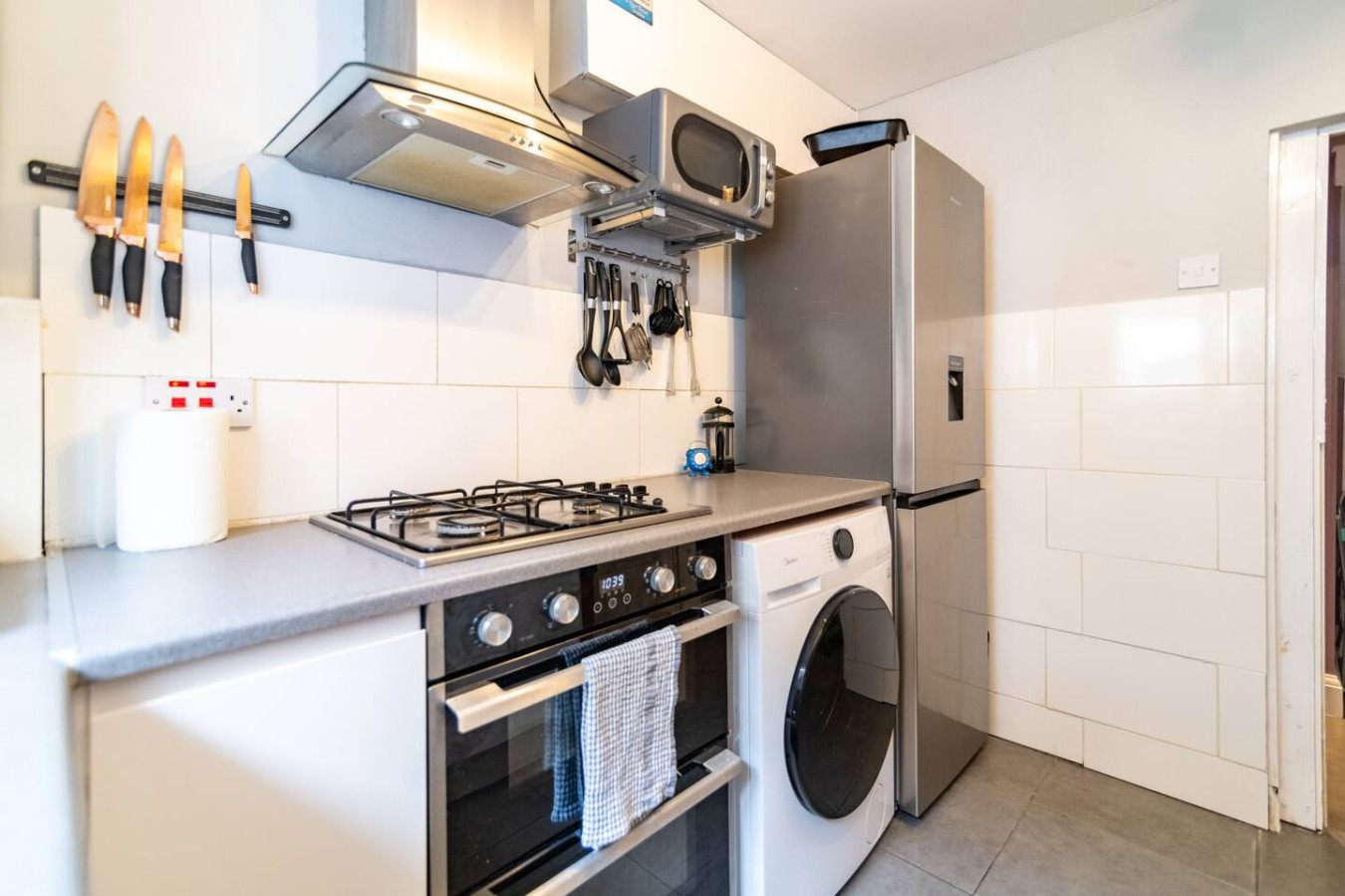 Charming 6 Bedroom Townhouse • Excellent Location • Self-Check-In • Balcony Room • Fast WiFi in 3B Guildford Lawn - Property image 39 - VivreStays