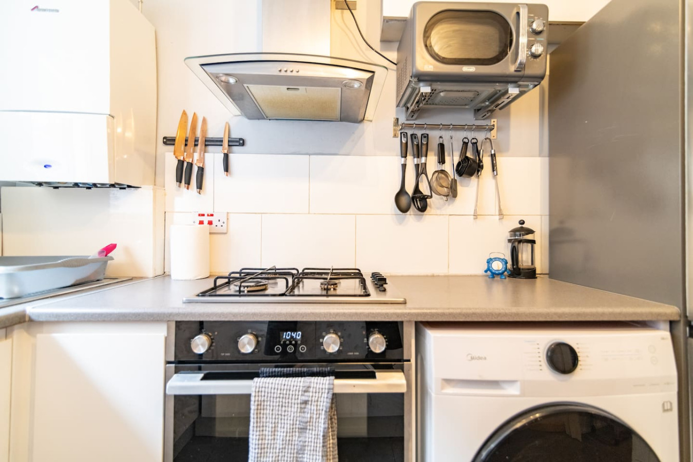 Charming 6 Bedroom Townhouse • Excellent Location • Self-Check-In • Balcony Room • Fast WiFi in 3B Guildford Lawn - Property image 40 - VivreStays