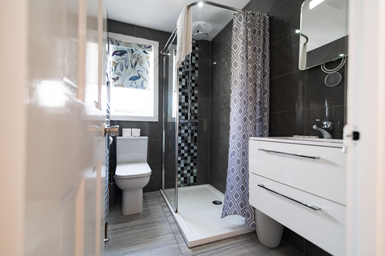 Charming 6 Bedroom Townhouse • Excellent Location • Self-Check-In • Balcony Room • Fast WiFi in 3B Guildford Lawn - Property image 27 - VivreStays