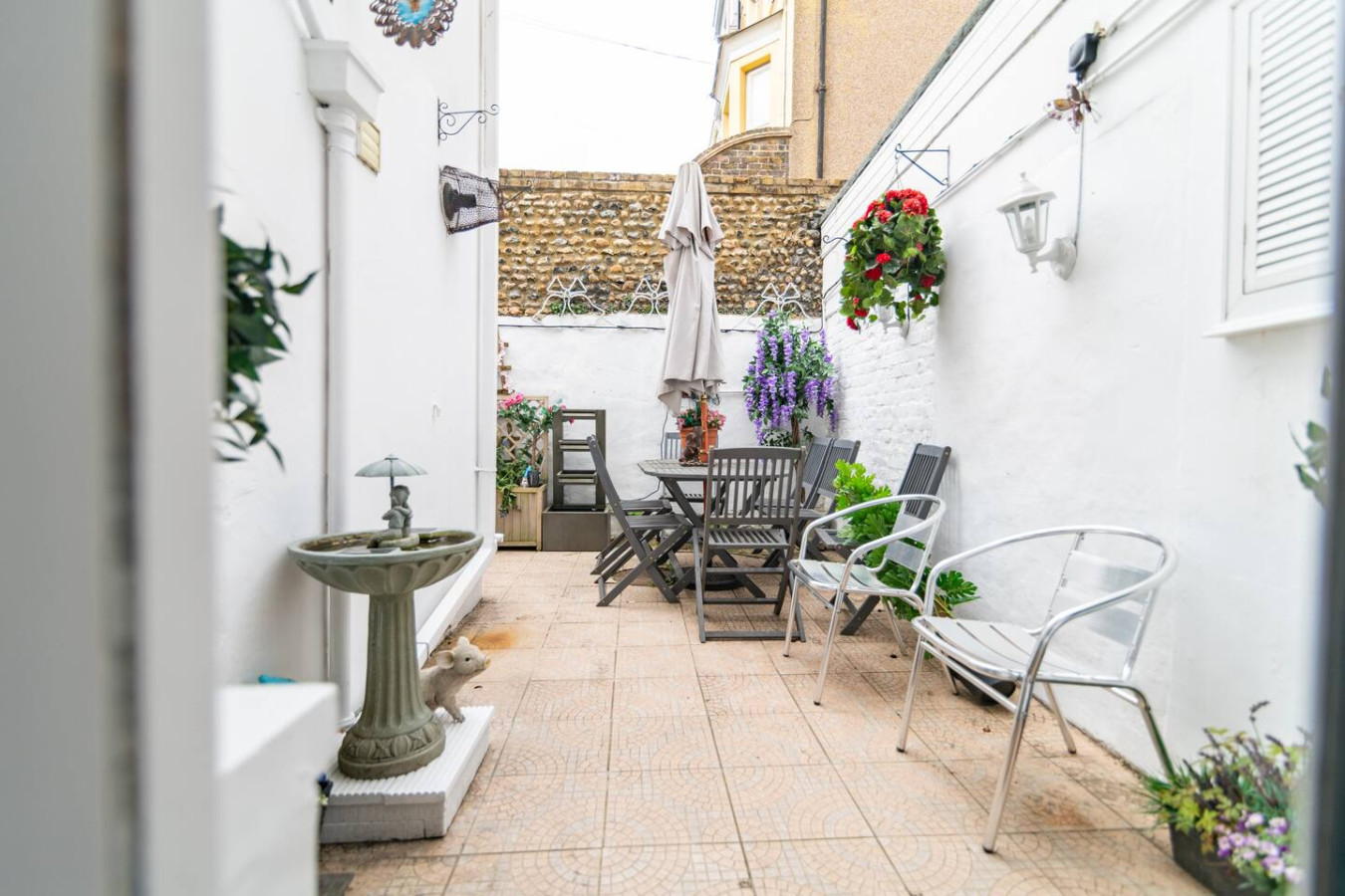 Charming 6 Bedroom Townhouse • Excellent Location • Self-Check-In • Balcony Room • Fast WiFi in 3B Guildford Lawn - Property image 45 - VivreStays