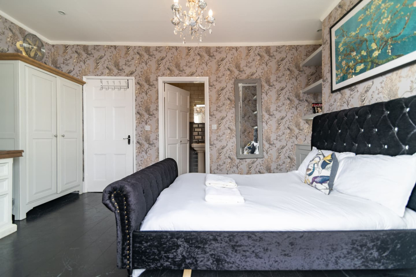 Charming 6 Bedroom Townhouse • Excellent Location • Self-Check-In • Balcony Room • Fast WiFi in 3B Guildford Lawn - Property image 8 - VivreStays